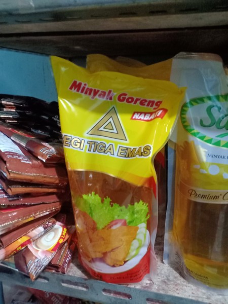 Minyak goreng segitiga emas