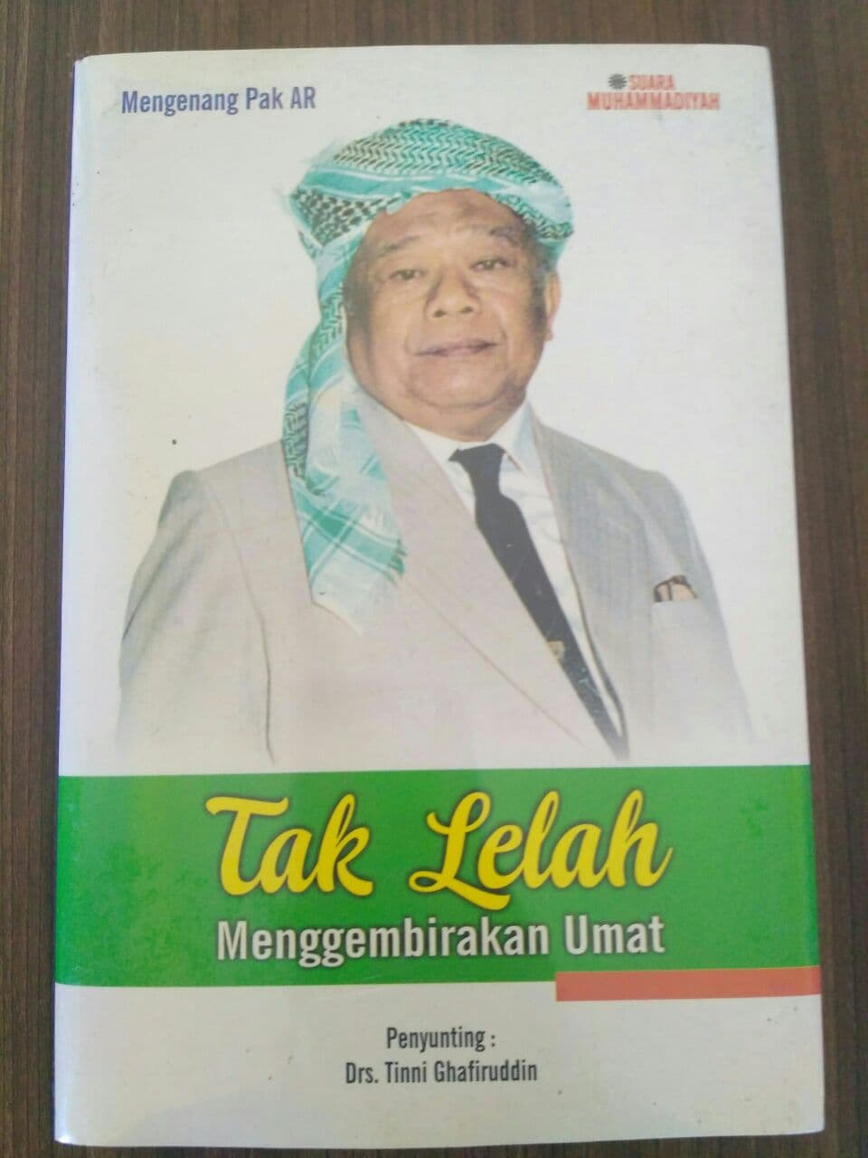 Buku Tak Lelah Menggembirakan Umat